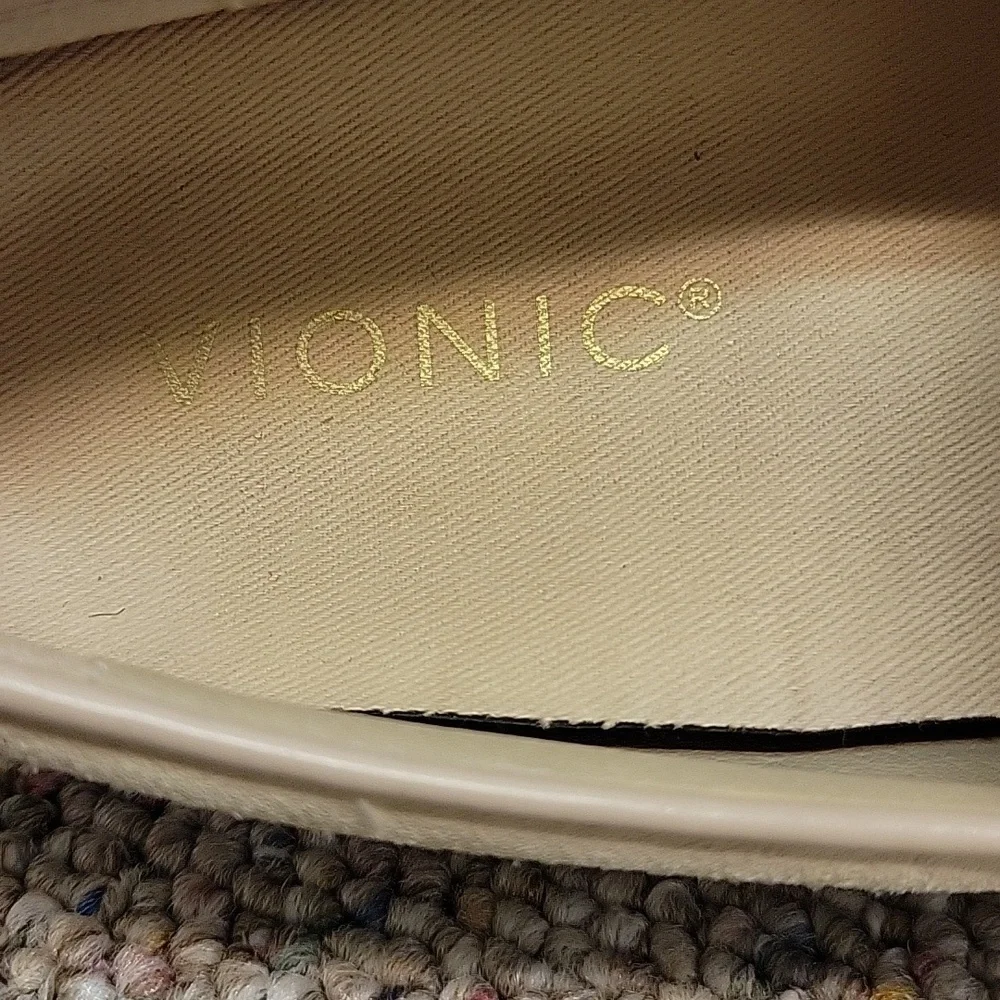 Vionic Beige Perforated Kani Slip-On Loafers Sz 6.5 Removable Insoles